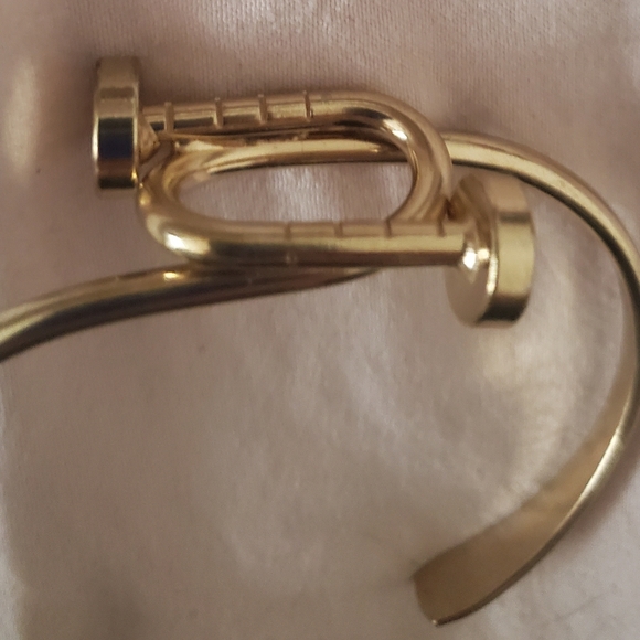 New Twisted Nail Head Gold Cuff Bracelet. - Picture 7 of 15